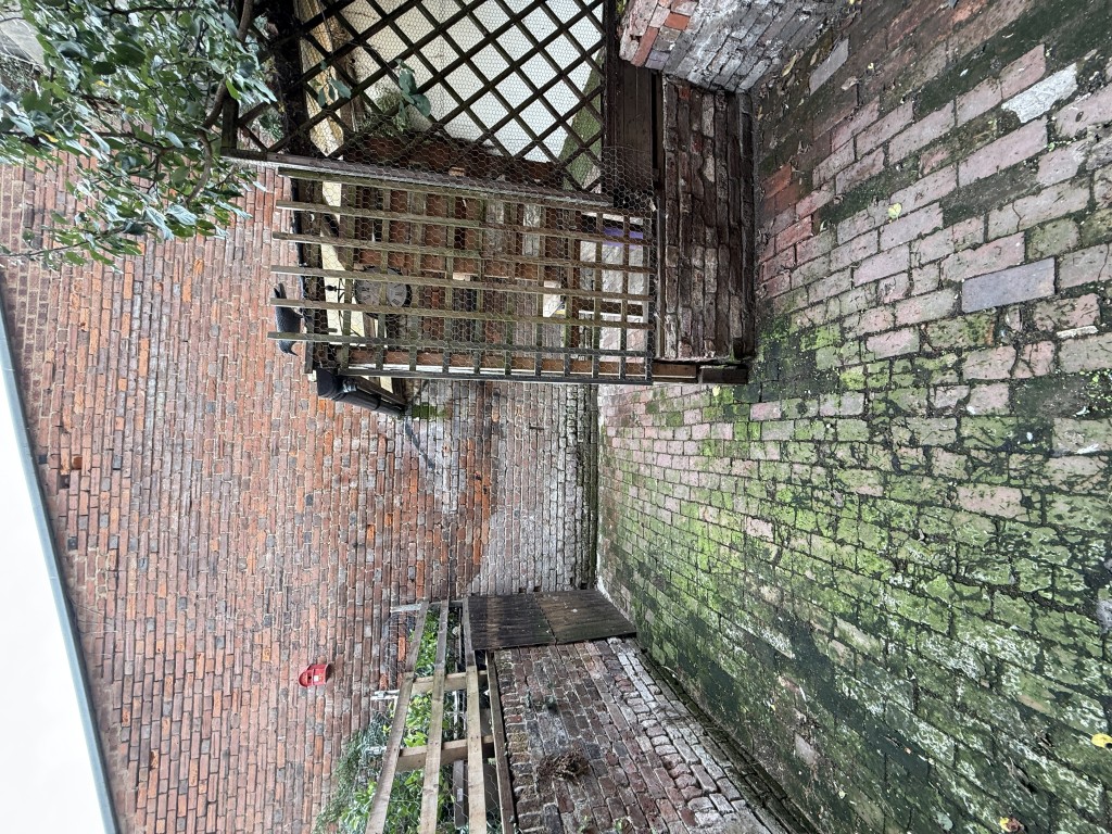 Lot: 44 - MIXED RESIDENTIAL AND COMMERCIAL BUILDING WITH POTENTIAL - View of paved yard with sheltered area